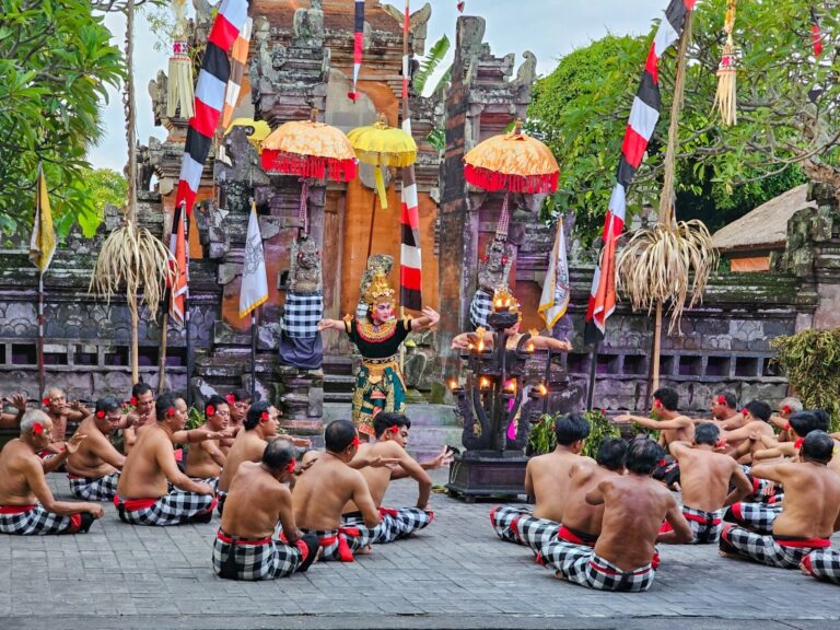 Podróż życia na Bali - Zobacz Taniec Kecak